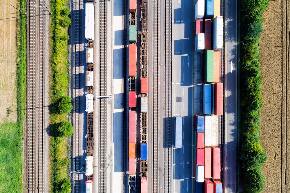 Luftaufnahme eines Container-Terminals mit Portalhubwagen und Wechselbehältern
